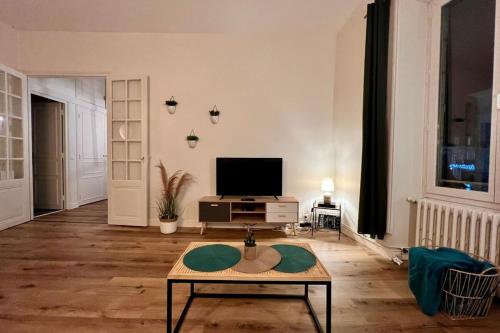 Televízia a/alebo spoločenská miestnosť v ubytovaní Casa Teyssier #3 - T2 bis en Hyper Centre