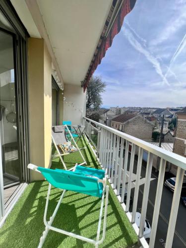 une paire de chaises sur le balcon d'une maison dans l'établissement Casa Bert - T2 avec Parking&Balcon en Centre Ville, à Brive-la-Gaillarde