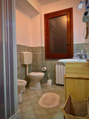 a bathroom with a toilet and a sink at Il corbezzolo in Linguaglossa