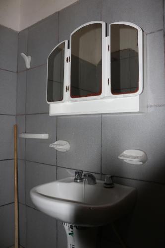 a bathroom with a sink and a mirror at Establecimiento turistico LAS AMARAS in Tumbaya