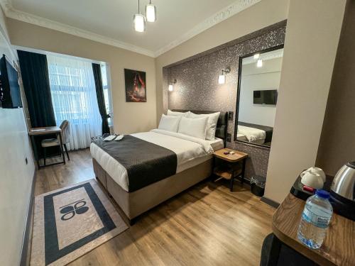 Postel nebo postele na pokoji v ubytování Grand CLOVER Hotel