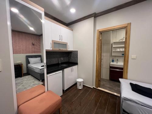een klein appartement met een keuken en een slaapkamer bij KAMER Apart Hotel in Istanbul
