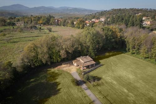an aerial view of a house in a field at Casa Vacanze Il Fontanino in Monticiano