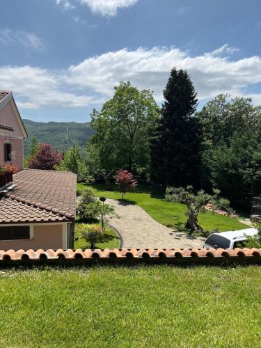 a view of a yard with a house and a driveway at Villa Gorghe in San Severino Lucano