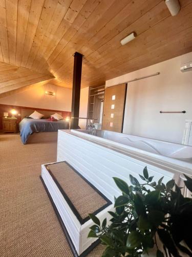 - une chambre avec un grand canapé et un lit dans l'établissement Casa Montcalm - T2 -Clim -Proche GareCentre Brive, à Brive-la-Gaillarde