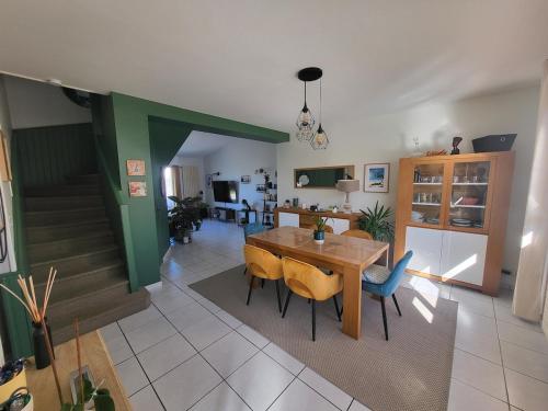 une cuisine et une salle à manger avec une table et des chaises dans l'établissement Escapade idéale avec Jardin - 5 min du circuit des 24H - L'Instant Clef, au Mans