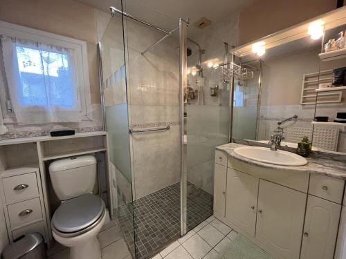 une salle de bain avec une douche, des toilettes et un lavabo dans l'établissement Escapade idéale avec Jardin - 5 min du circuit des 24H - L'Instant Clef, au Mans