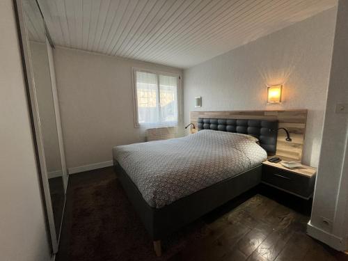 une chambre avec un lit et une fenêtre dans l'établissement Escapade idéale avec Jardin - 5 min du circuit des 24H - L'Instant Clef, au Mans