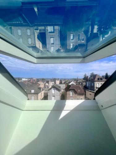une vue d'une ville depuis une fenêtre dans l'établissement Casa Roche - T2 -Clim - Proche Centre & Gare Brive, à Brive-la-Gaillarde