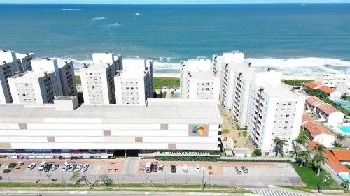 an aerial view of a city with white buildings and the ocean at Confort Club 907 - Barra Velha- SC in Barra Velha