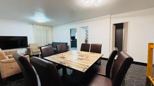 a conference room with a table and chairs at maison individuelles pour 16 personnes in Lieusaint