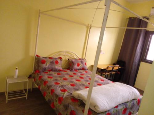 un dormitorio con una cama con dosel en Villa 2 chambres salon piscine saly, en Mbour