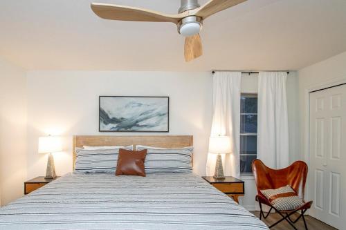 een slaapkamer met een bed en een plafondventilator bij Lakefront, Game Room, Hot Tub, Fire Pit in Hot Springs