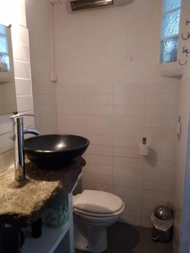 une salle de bain avec un lavabo et des toilettes dans l'établissement Cocon au coeur de l'île d'Yeu-proche centre & plages, à L'Ile d'Yeu