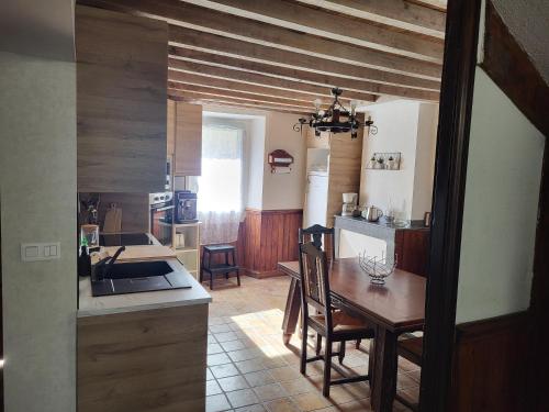 une cuisine avec une table et une salle à manger dans l'établissement Reposant et Dépaysant, à Lassur