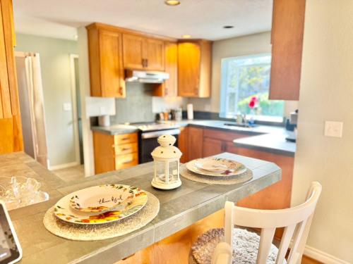 Cuisine ou kitchenette dans l'établissement Bothell River house