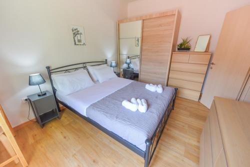 Ένα ή περισσότερα κρεβάτια σε δωμάτιο στο Cosy Apartment in Samos Town