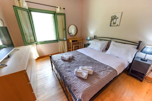 Ένα ή περισσότερα κρεβάτια σε δωμάτιο στο Cosy Apartment in Samos Town