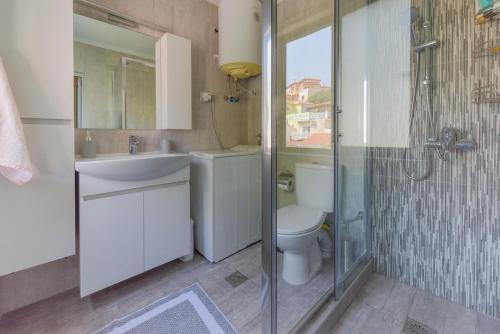 Ένα μπάνιο στο Cosy Apartment in Samos Town