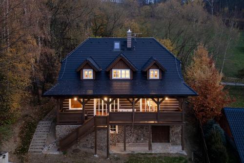 an overhead view of a log cabin with a black roof at Wellness roubenka Na Vyhlídce in Stettenhof