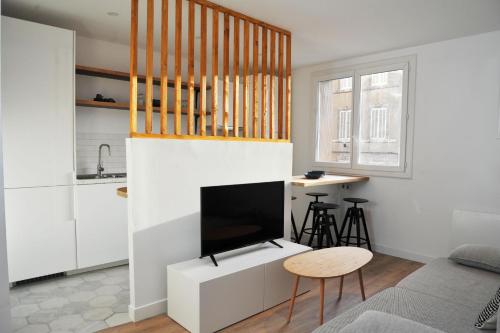 un salon avec une cheminée et une télévision dans l'établissement Marseille Chic appartement T4, à Marseille