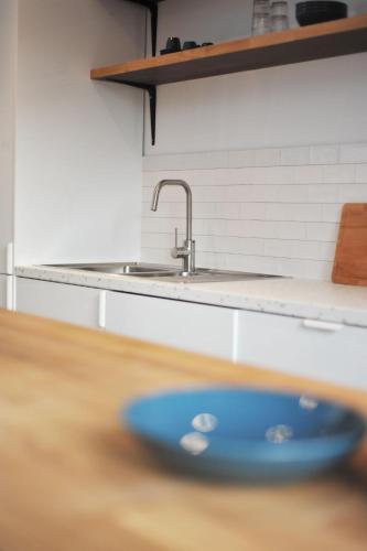 une plaque bleue assise sur une table dans une cuisine dans l'établissement Marseille Chic appartement T4, à Marseille