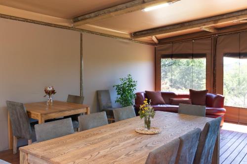 Ruang duduk di Garden Route Safari Camp