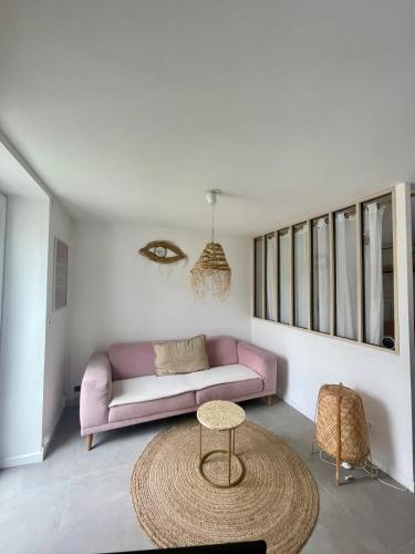 ル・テックにあるCasa Del Sol - T2 au Cœur du BassinPort Teich 5'のリビングルーム(ピンクのソファ、テーブル付)