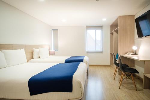 una camera d'albergo con un letto e una scrivania di Palermo Home Bogota & Art Gallery a Bogotá