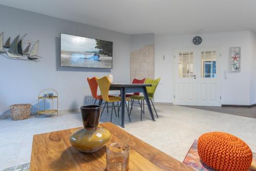 a living room with a table and chairs at Windrose in Drelsdorf
