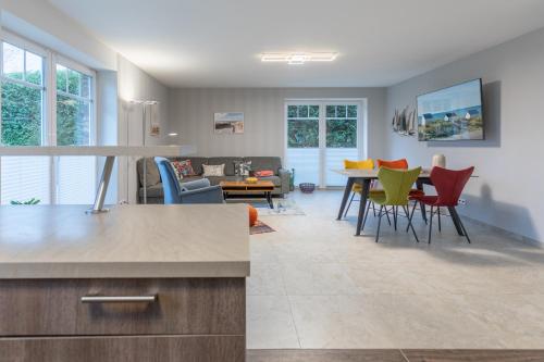 a kitchen and living room with a table and chairs at Windrose in Drelsdorf