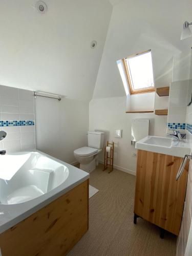 une salle de bain avec une baignoire, des toilettes et un lavabo dans l'établissement Gîte de La Dure, à Salignac Eyvigues