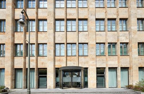 ein Gebäude mit einer Telefonzelle davor in der Unterkunft Hotel Berlin Potsdamer Platz by Leonardo Hotels in Berlin