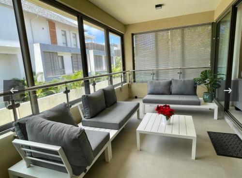 Posezení v ubytování NEW Beachfront 3-bedrooms Apartment in Tamarin