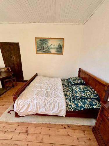 une chambre avec un lit et un tableau au mur dans l'établissement Studio au château de Lachau, à Lachau