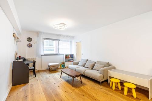un salon avec un canapé et une table dans l'établissement GuestReady - A lovely gem near Paris, à Neuilly-sur-Seine
