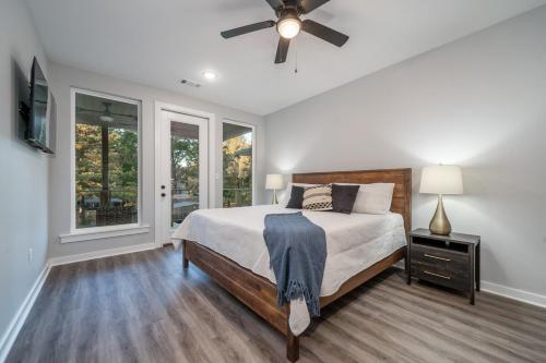 Postel nebo postele na pokoji v ubytování Lakefront Oasis with Game Room!