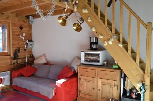 un salon avec un canapé et un escalier dans l'établissement Les 2 Alpes Apartment 6 pers Plein Sud, apartment & parking, à Les Deux Alpes