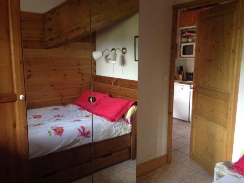 - une chambre avec un lit et une paroi en verre dans l'établissement Les 2 Alpes Apartment 6 pers Plein Sud, apartment & parking, à Les Deux Alpes
