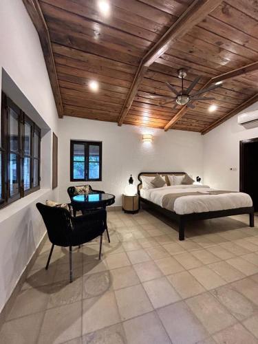 Postel nebo postele na pokoji v ubytování 3Acres Resorts Dehradun