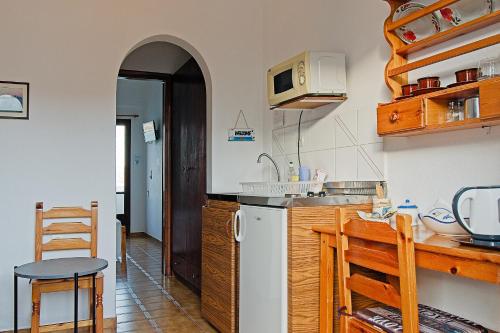 A kitchen or kitchenette at Dolphins