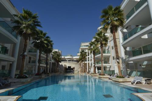 Kolam renang di atau dekat dengan La Palmora Suites