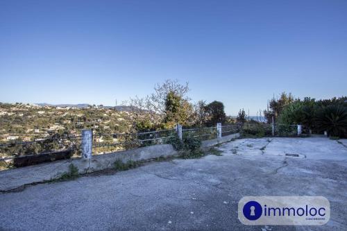 - un parking avec clôture et colline dans l'établissement Apartment T3 air-conditioned on one level on the heights of Nice, à Nice