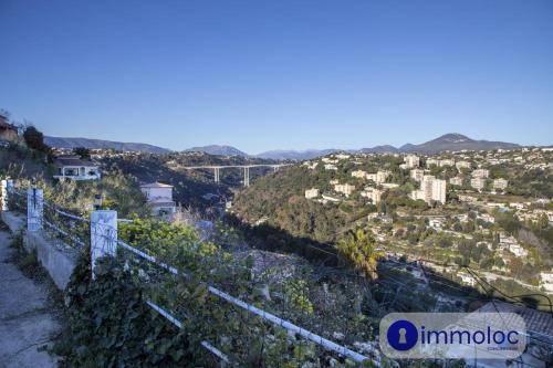 Apartment T3 air-conditioned on one level on the heights of Nice