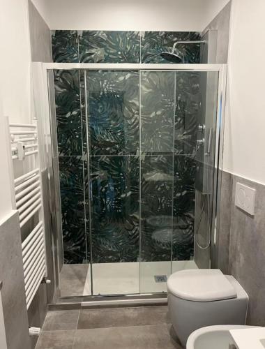 a bathroom with a glass shower with a toilet at Casa nuova a due passi stazione e 20 minuti da Firenze in Empoli