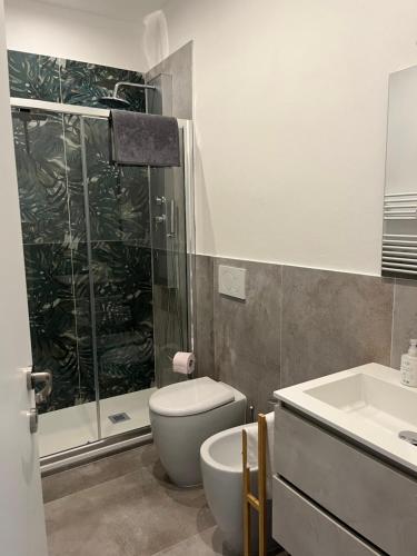 a bathroom with a toilet and a shower and a sink at Casa nuova a due passi stazione e 20 minuti da Firenze in Empoli