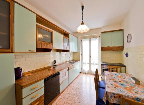 ティラーノにあるAlp Grüm Apartment - 8 min walk to Bernina Expressのテーブルとカウンタートップのあるキッチン