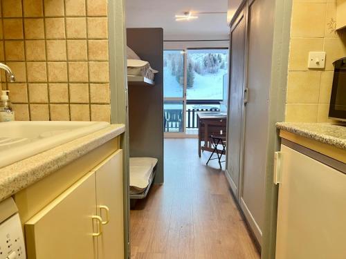 une cuisine avec un évier et une salle à manger dans l'établissement Sot'O'Ski - Pied des pistes, 4 personnes, Centre station, Bois d' Aurouze, à Saint-Étienne-en-Dévoluy