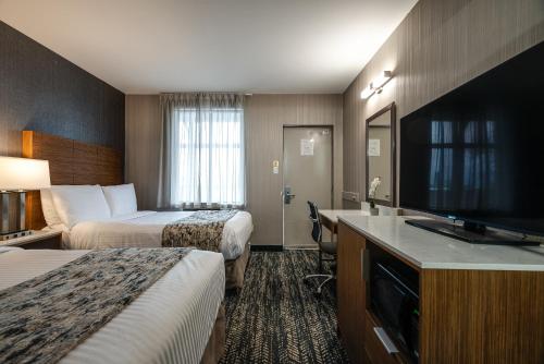 Postel nebo postele na pokoji v ubytování Monte Carlo Inn Toronto West Suites