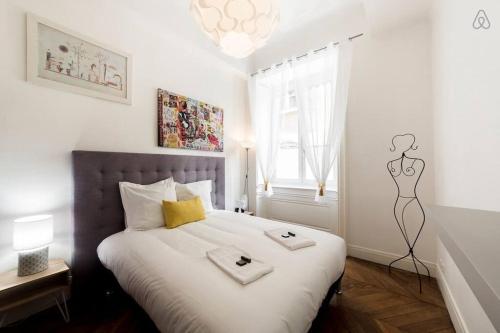 - une chambre avec un lit doté de 2 tringles dans l'établissement Perfect to visit Lyon with family or friends AIL, à Lyon